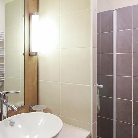 아파트 Spacious Family 2-bed, 2-bath With Parking, Private Piste 플랜
