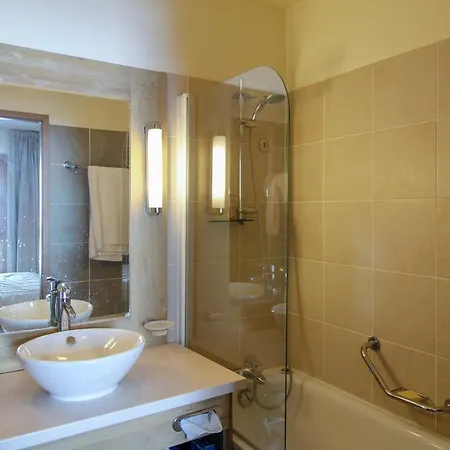 Spacious Family 2-bed, 2-bath With Parking, Private Piste 플랜
